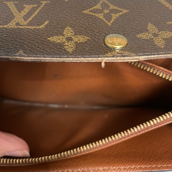 Louis Vuitton wallet in really good used condition comes with a plain non LV … - Picture 7 of 8